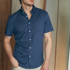 Faherty movement short sleeve shirt S navy dusk diamond print blue button down